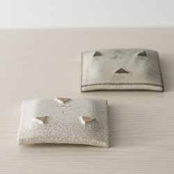 角皿（貫入・白鉄）／〜つくり手 野村絵梨花さん〜