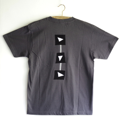 アートなTシャツ class=
